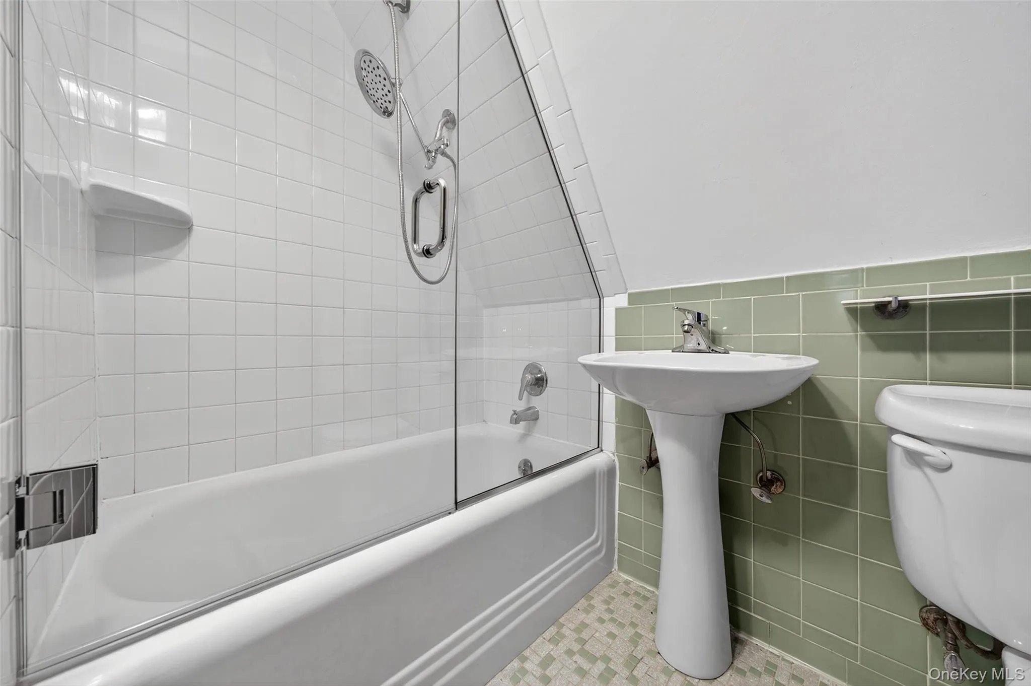Full En Suite bathroom featuring shower / bathtub combination, tile walls, and tile patterned floors. Full En Suite bathroom featuring shower / bathtub combination, tile walls, and tile patterned floors.