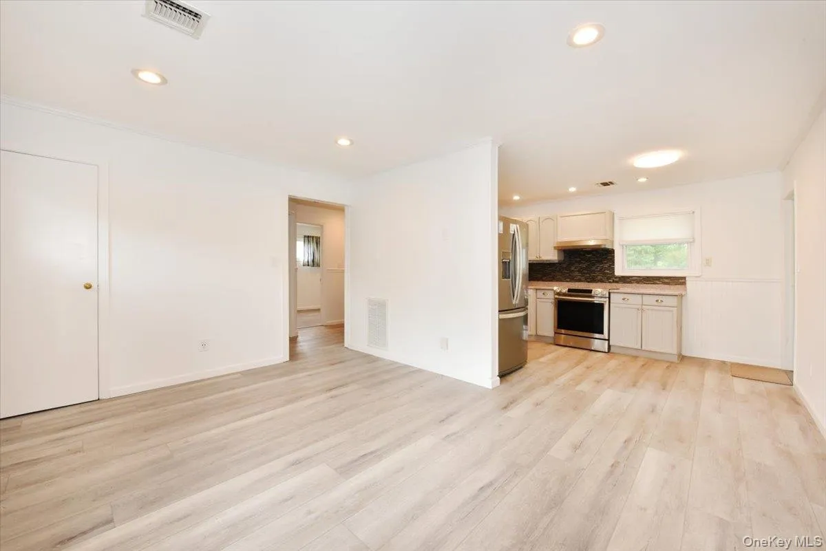 1056 Ocean Avenue, Islip, NY, 3 Bedrooms Bedrooms, 7 Rooms Rooms,2 BathroomsBathrooms,Residential,For Rent,Ocean,0,1001477 1056 Ocean Avenue, Islip, NY, 3 Bedrooms Bedrooms, 7 Rooms Rooms,2 BathroomsBathrooms,Residential,For Rent,Ocean,0,1001477