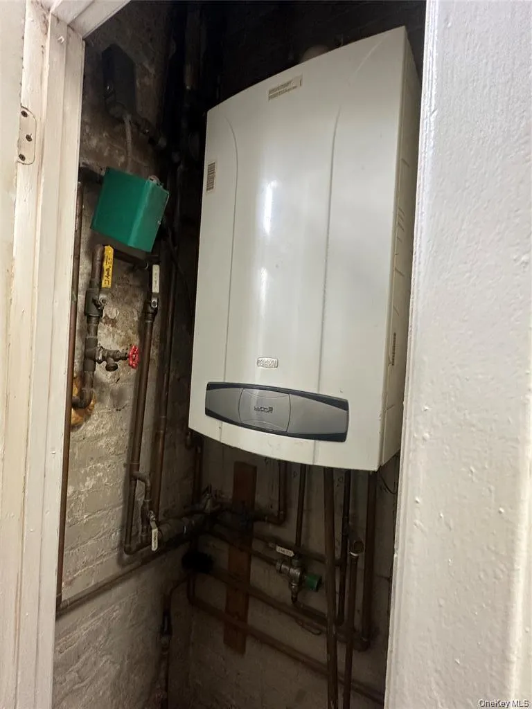 8410 101 Street, New York, NY, 2 Bedrooms Bedrooms, 5 Rooms Rooms,1 BathroomBathrooms,Residential Lease,For Rent,101,0,1001506 8410 101 Street, New York, NY, 2 Bedrooms Bedrooms, 5 Rooms Rooms,1 BathroomBathrooms,Residential Lease,For Rent,101,0,1001506