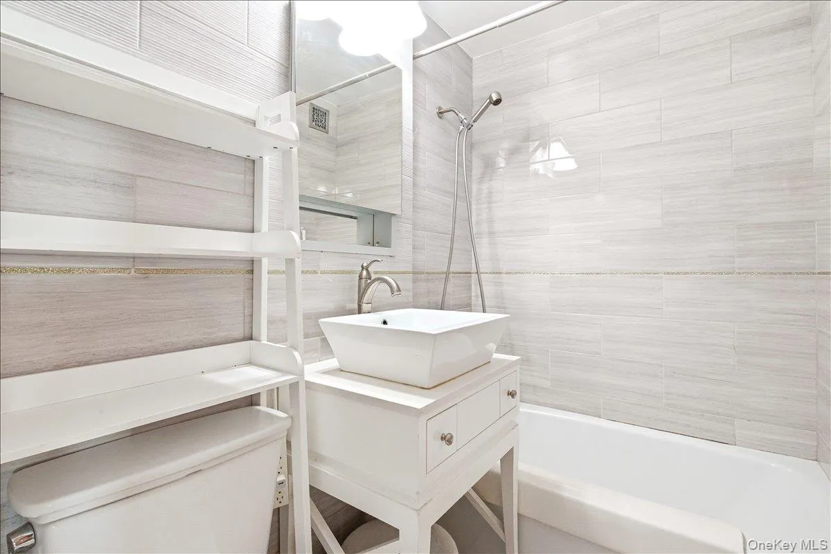 70-25 Yellowstone Boulevard, New York, NY, 2 Bedrooms Bedrooms, 6 Rooms Rooms,2 BathroomsBathrooms,Residential Sale,For Rent,Yellowstone,0,1001508 70-25 Yellowstone Boulevard, New York, NY, 2 Bedrooms Bedrooms, 6 Rooms Rooms,2 BathroomsBathrooms,Residential Sale,For Rent,Yellowstone,0,1001508