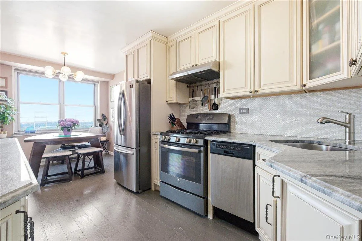 70-25 Yellowstone Boulevard, New York, NY, 2 Bedrooms Bedrooms, 6 Rooms Rooms,2 BathroomsBathrooms,Residential Sale,For Rent,Yellowstone,0,1001508 70-25 Yellowstone Boulevard, New York, NY, 2 Bedrooms Bedrooms, 6 Rooms Rooms,2 BathroomsBathrooms,Residential Sale,For Rent,Yellowstone,0,1001508
