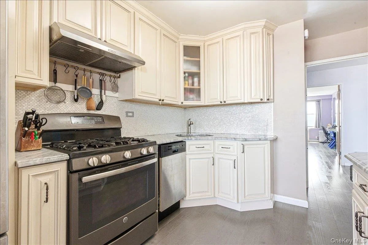 70-25 Yellowstone Boulevard, New York, NY, 2 Bedrooms Bedrooms, 6 Rooms Rooms,2 BathroomsBathrooms,Residential Sale,For Rent,Yellowstone,0,1001508 70-25 Yellowstone Boulevard, New York, NY, 2 Bedrooms Bedrooms, 6 Rooms Rooms,2 BathroomsBathrooms,Residential Sale,For Rent,Yellowstone,0,1001508