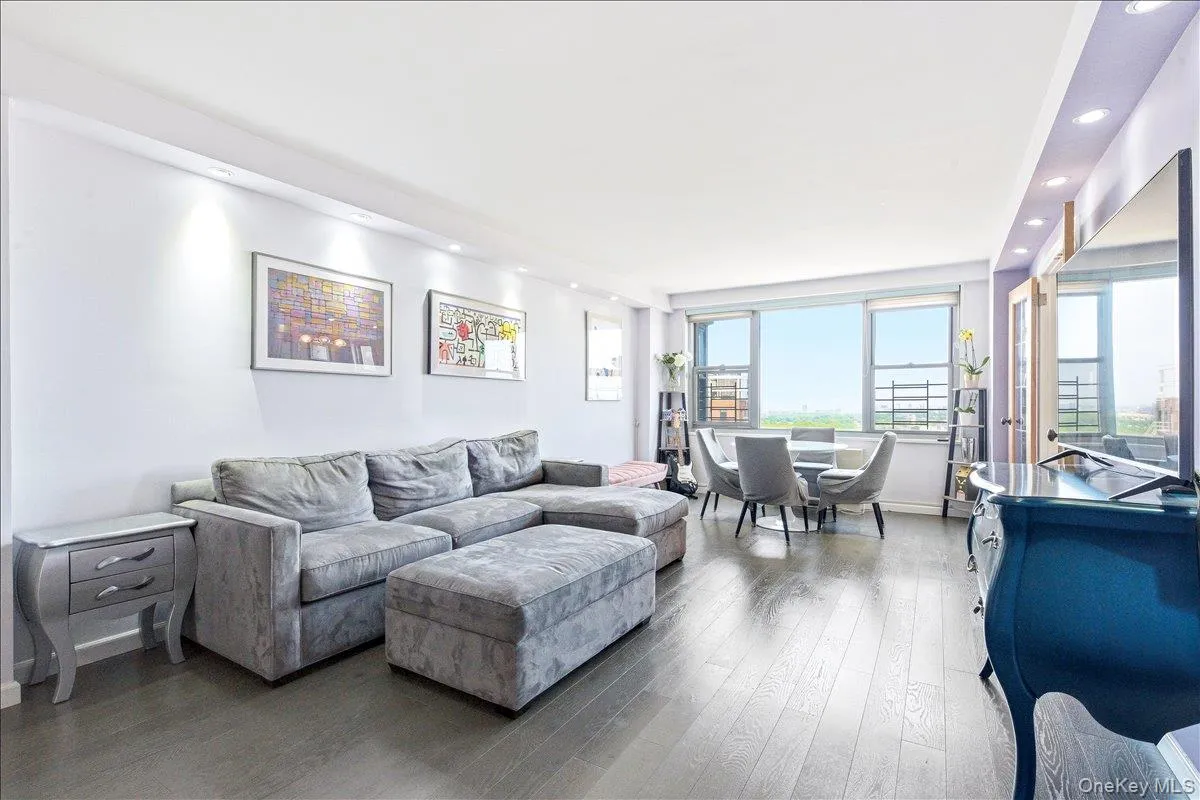 70-25 Yellowstone Boulevard, New York, NY, 2 Bedrooms Bedrooms, 6 Rooms Rooms,2 BathroomsBathrooms,Residential Sale,For Rent,Yellowstone,0,1001508 70-25 Yellowstone Boulevard, New York, NY, 2 Bedrooms Bedrooms, 6 Rooms Rooms,2 BathroomsBathrooms,Residential Sale,For Rent,Yellowstone,0,1001508