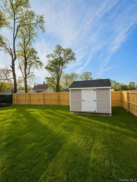 321 Union Avenue, Riverhead, NY, 7 Bedrooms Bedrooms, 11 Rooms Rooms,4 BathroomsBathrooms,Residential Sale,For Rent,Union,0,1001523 321 Union Avenue, Riverhead, NY, 7 Bedrooms Bedrooms, 11 Rooms Rooms,4 BathroomsBathrooms,Residential Sale,For Rent,Union,0,1001523