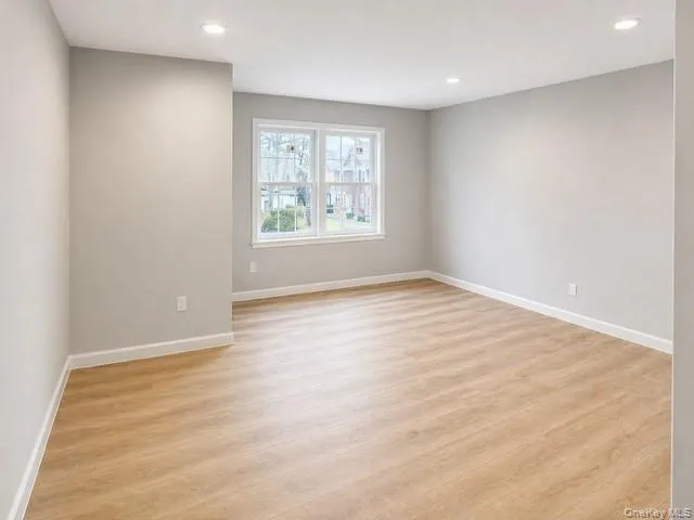 321 Union Avenue, Riverhead, NY, 7 Bedrooms Bedrooms, 11 Rooms Rooms,4 BathroomsBathrooms,Residential Sale,For Rent,Union,0,1001523 321 Union Avenue, Riverhead, NY, 7 Bedrooms Bedrooms, 11 Rooms Rooms,4 BathroomsBathrooms,Residential Sale,For Rent,Union,0,1001523
