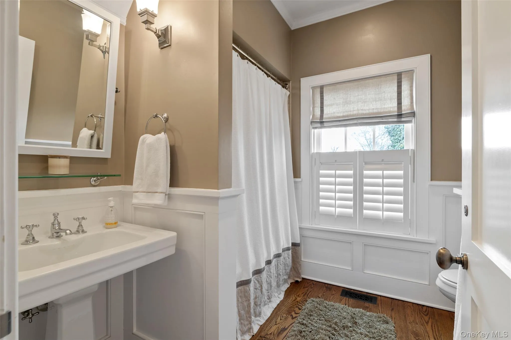 1 Meadow Way, East Hampton, NY, 4 Bedrooms Bedrooms, 7 Rooms Rooms,4 BathroomsBathrooms,Residential Lease,For Rent,Meadow,0,1001534 1 Meadow Way, East Hampton, NY, 4 Bedrooms Bedrooms, 7 Rooms Rooms,4 BathroomsBathrooms,Residential Lease,For Rent,Meadow,0,1001534