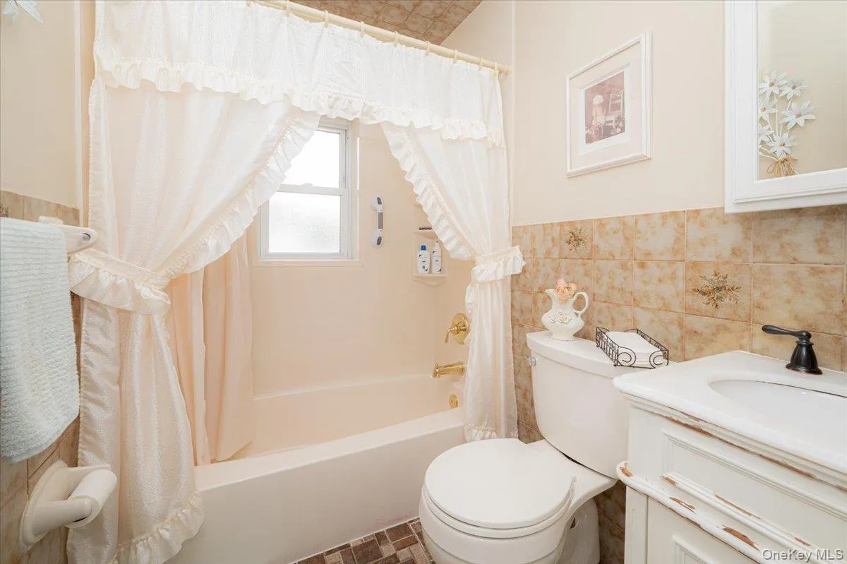 19815 33rd Avenue, New York, NY, 3 Bedrooms Bedrooms, 7 Rooms Rooms,1 BathroomBathrooms,Residential,For Rent,33rd,0,1001549 19815 33rd Avenue, New York, NY, 3 Bedrooms Bedrooms, 7 Rooms Rooms,1 BathroomBathrooms,Residential,For Rent,33rd,0,1001549