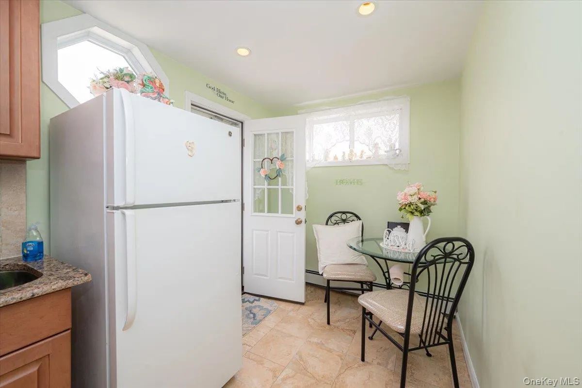 19815 33rd Avenue, New York, NY, 3 Bedrooms Bedrooms, 7 Rooms Rooms,1 BathroomBathrooms,Residential,For Rent,33rd,0,1001549 19815 33rd Avenue, New York, NY, 3 Bedrooms Bedrooms, 7 Rooms Rooms,1 BathroomBathrooms,Residential,For Rent,33rd,0,1001549