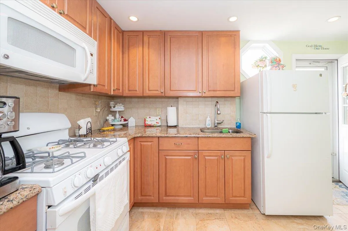 19815 33rd Avenue, New York, NY, 3 Bedrooms Bedrooms, 7 Rooms Rooms,1 BathroomBathrooms,Residential,For Rent,33rd,0,1001549 19815 33rd Avenue, New York, NY, 3 Bedrooms Bedrooms, 7 Rooms Rooms,1 BathroomBathrooms,Residential,For Rent,33rd,0,1001549