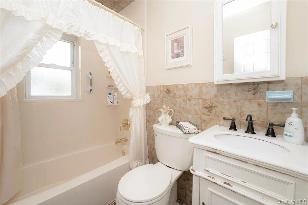 19815 33rd Avenue, New York, NY, 3 Bedrooms Bedrooms, 7 Rooms Rooms,1 BathroomBathrooms,Residential,For Rent,33rd,0,1001549 19815 33rd Avenue, New York, NY, 3 Bedrooms Bedrooms, 7 Rooms Rooms,1 BathroomBathrooms,Residential,For Rent,33rd,0,1001549