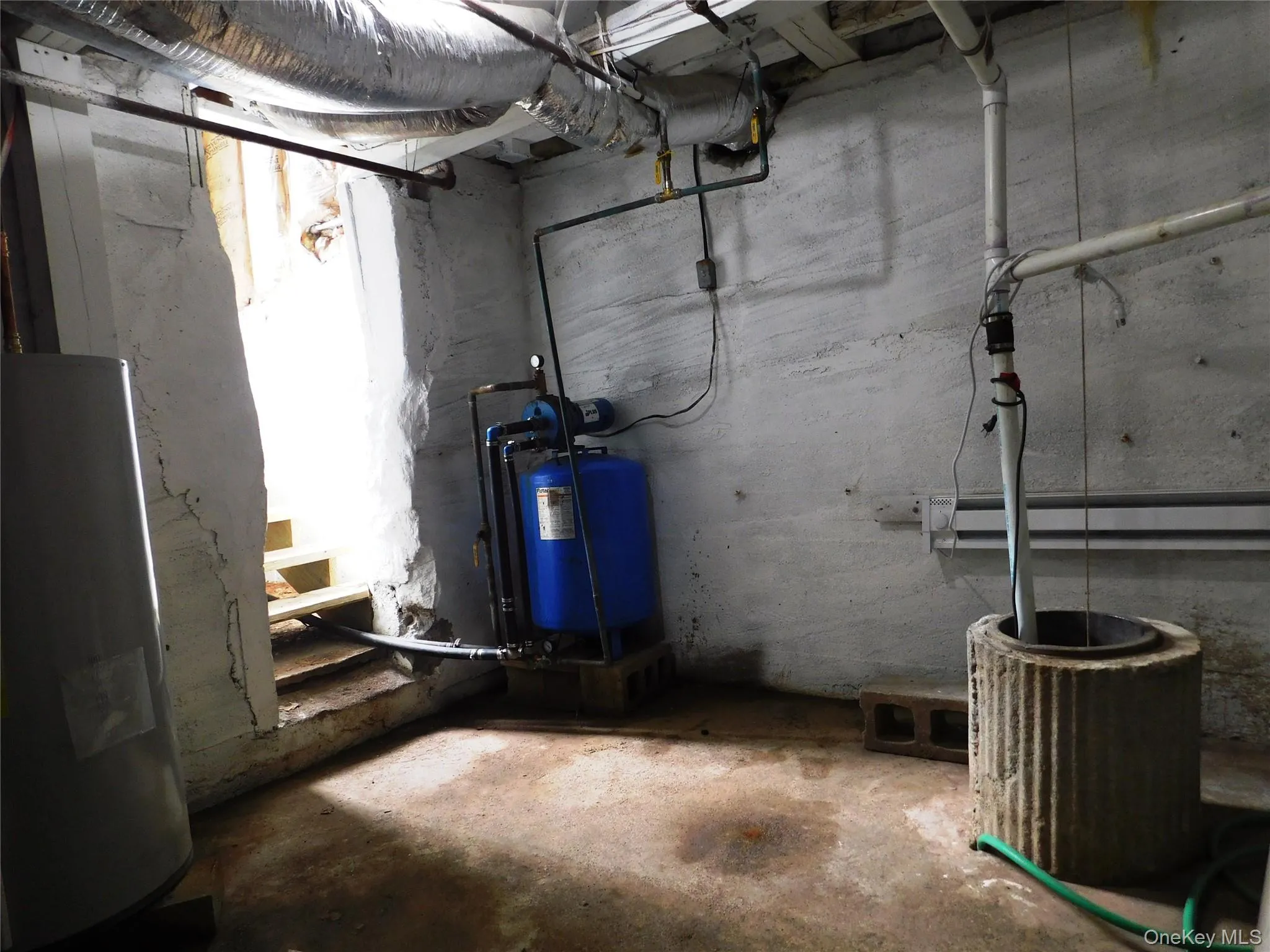 Sows water storage tank and sump pump Sows water storage tank and sump pump