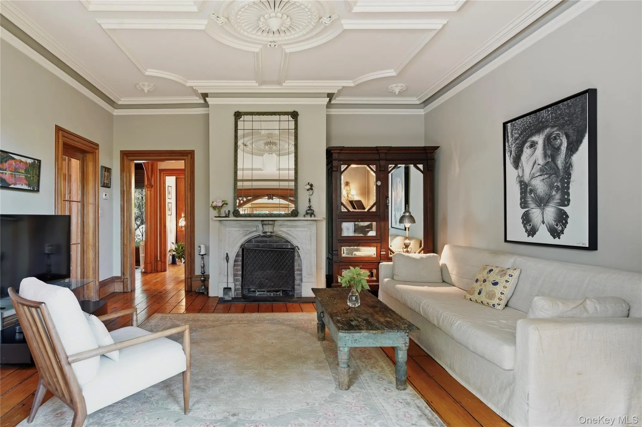 Plaster medallion ceiling in living room Plaster medallion ceiling in living room