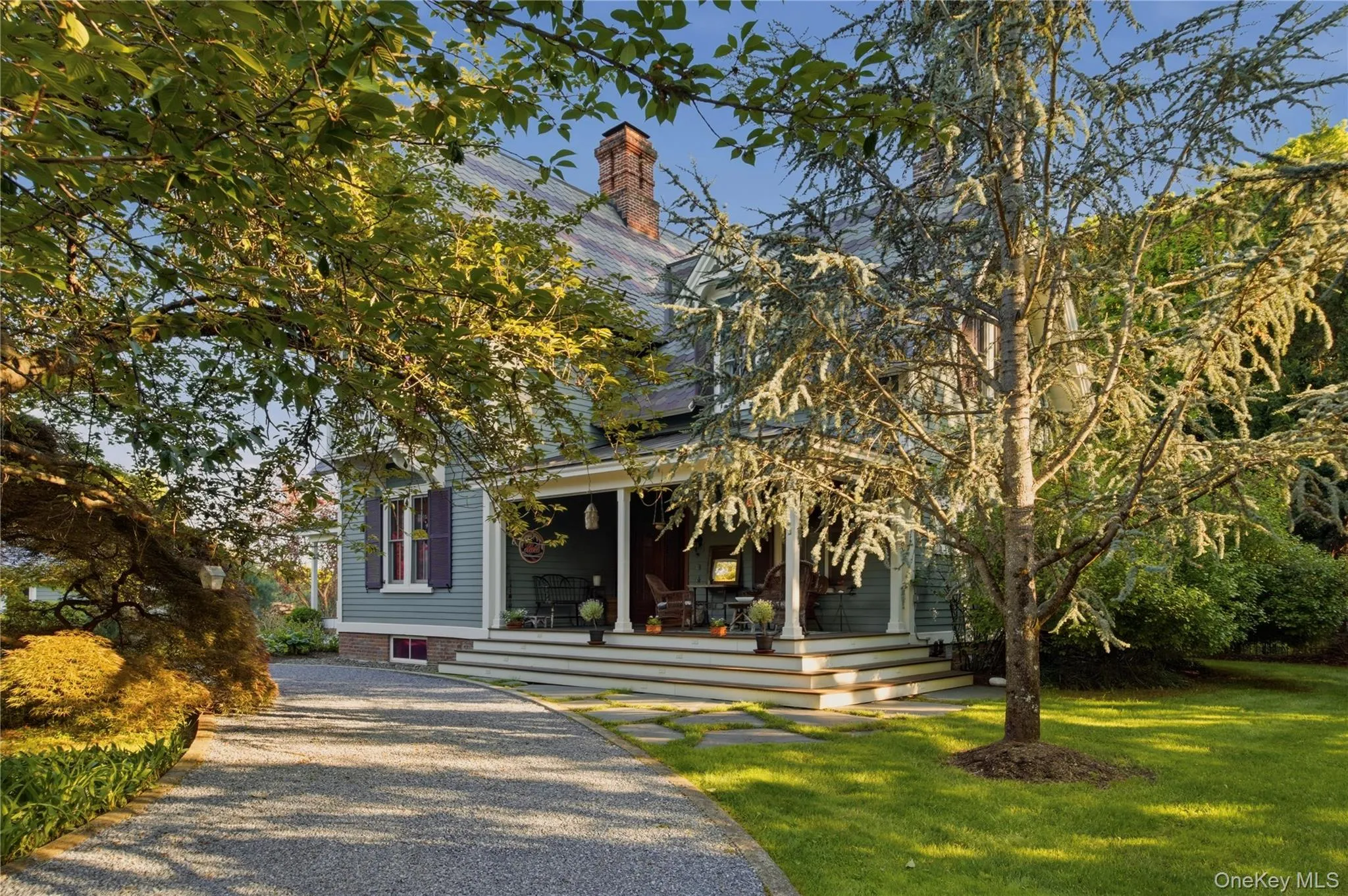 Circular driveway entrance with mature specimen trees Circular driveway entrance with mature specimen trees