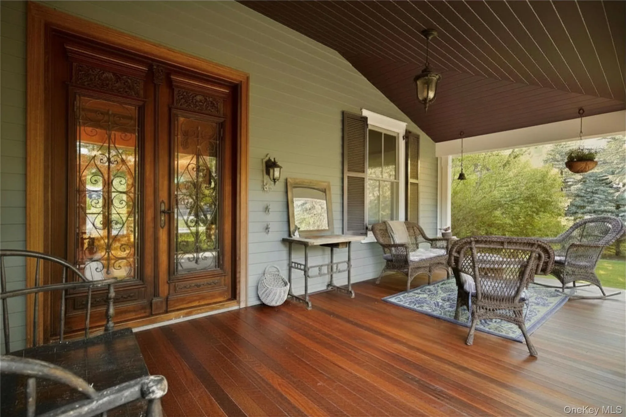 Large entrance porch Large entrance porch