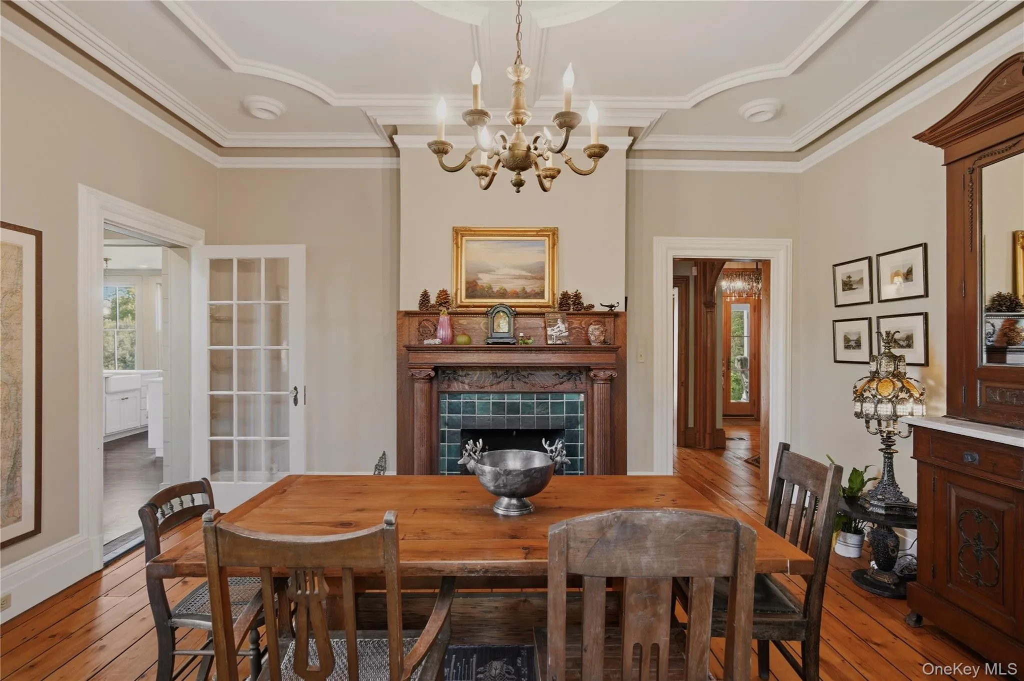 With beautifully restored plaster tray ceiling and original chandelier. Access to entrance foyer and kitchen With beautifully restored plaster tray ceiling and original chandelier. Access to entrance foyer and kitchen