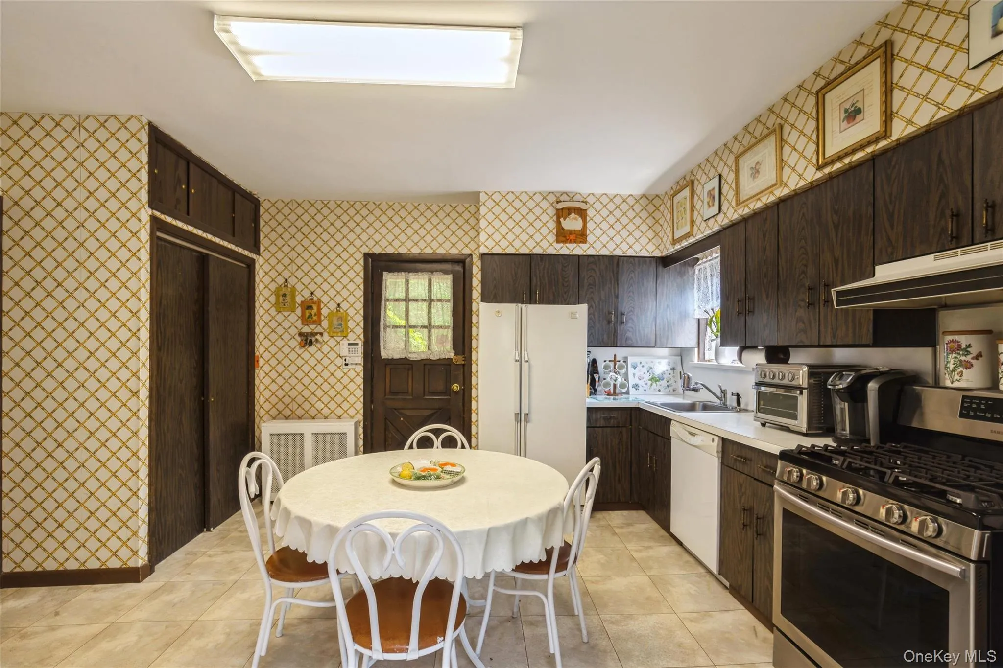 17 Crampton Avenue, North Hempstead, NY, 3 Bedrooms Bedrooms, 10 Rooms Rooms,1 BathroomBathrooms,Residential,For Rent,Crampton,0,1001565 17 Crampton Avenue, North Hempstead, NY, 3 Bedrooms Bedrooms, 10 Rooms Rooms,1 BathroomBathrooms,Residential,For Rent,Crampton,0,1001565