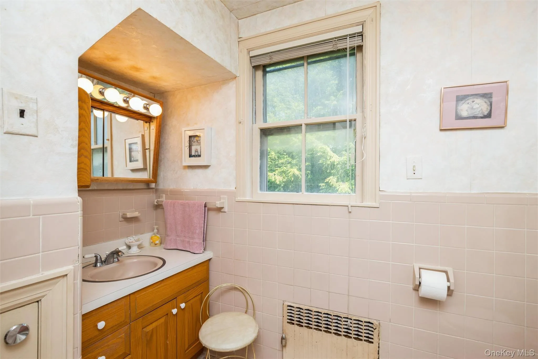 17 Crampton Avenue, North Hempstead, NY, 3 Bedrooms Bedrooms, 10 Rooms Rooms,1 BathroomBathrooms,Residential,For Rent,Crampton,0,1001565 17 Crampton Avenue, North Hempstead, NY, 3 Bedrooms Bedrooms, 10 Rooms Rooms,1 BathroomBathrooms,Residential,For Rent,Crampton,0,1001565