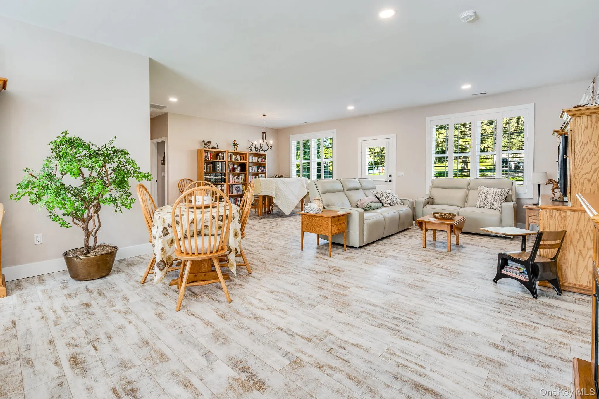 Full open concept, 9 ft ceilings Full open concept, 9 ft ceilings