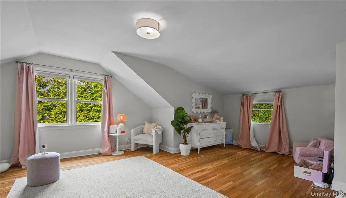 Large bedroom with great light Large bedroom with great light