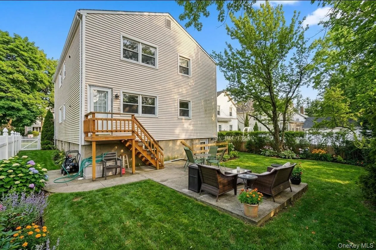 425 First Avenue, Pelham, NY, 2 Bedrooms Bedrooms, 5 Rooms Rooms,1 BathroomBathrooms,Residential Lease,For Rent,First,0,1001591 425 First Avenue, Pelham, NY, 2 Bedrooms Bedrooms, 5 Rooms Rooms,1 BathroomBathrooms,Residential Lease,For Rent,First,0,1001591
