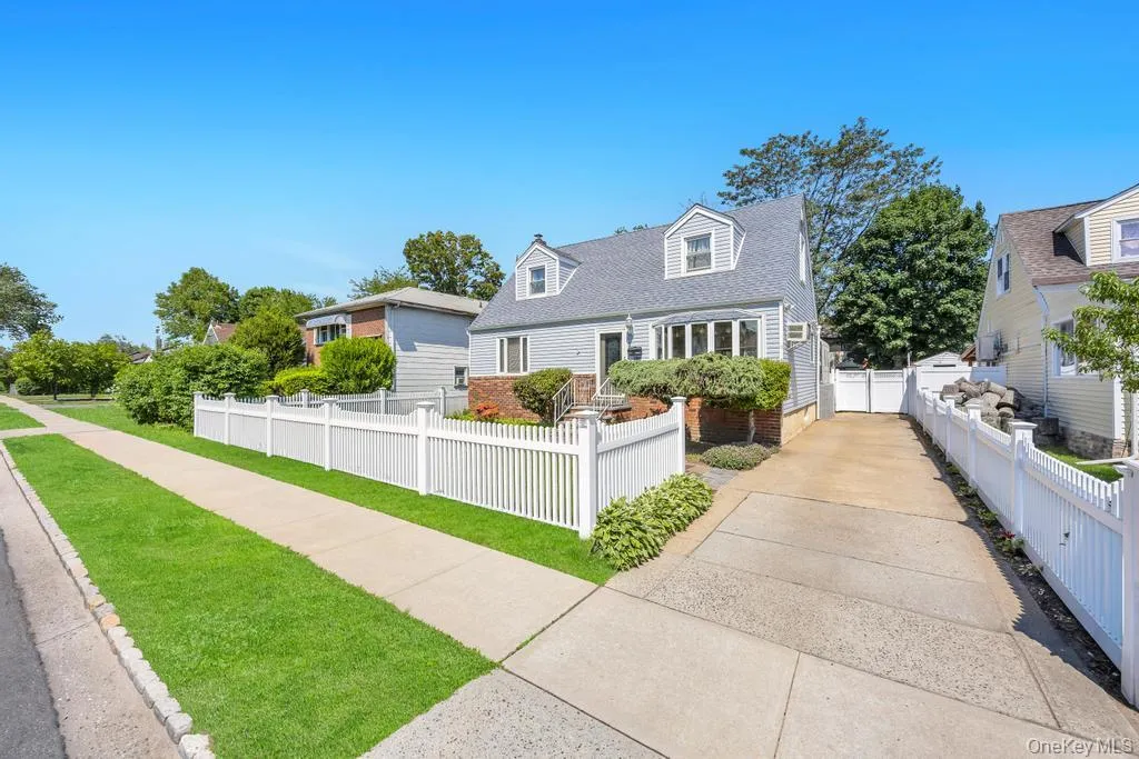 190 Sylvester Street, Hempstead, NY, 4 Bedrooms Bedrooms, 7 Rooms Rooms,2 BathroomsBathrooms,Residential,For Rent,Sylvester,0,1001608 190 Sylvester Street, Hempstead, NY, 4 Bedrooms Bedrooms, 7 Rooms Rooms,2 BathroomsBathrooms,Residential,For Rent,Sylvester,0,1001608