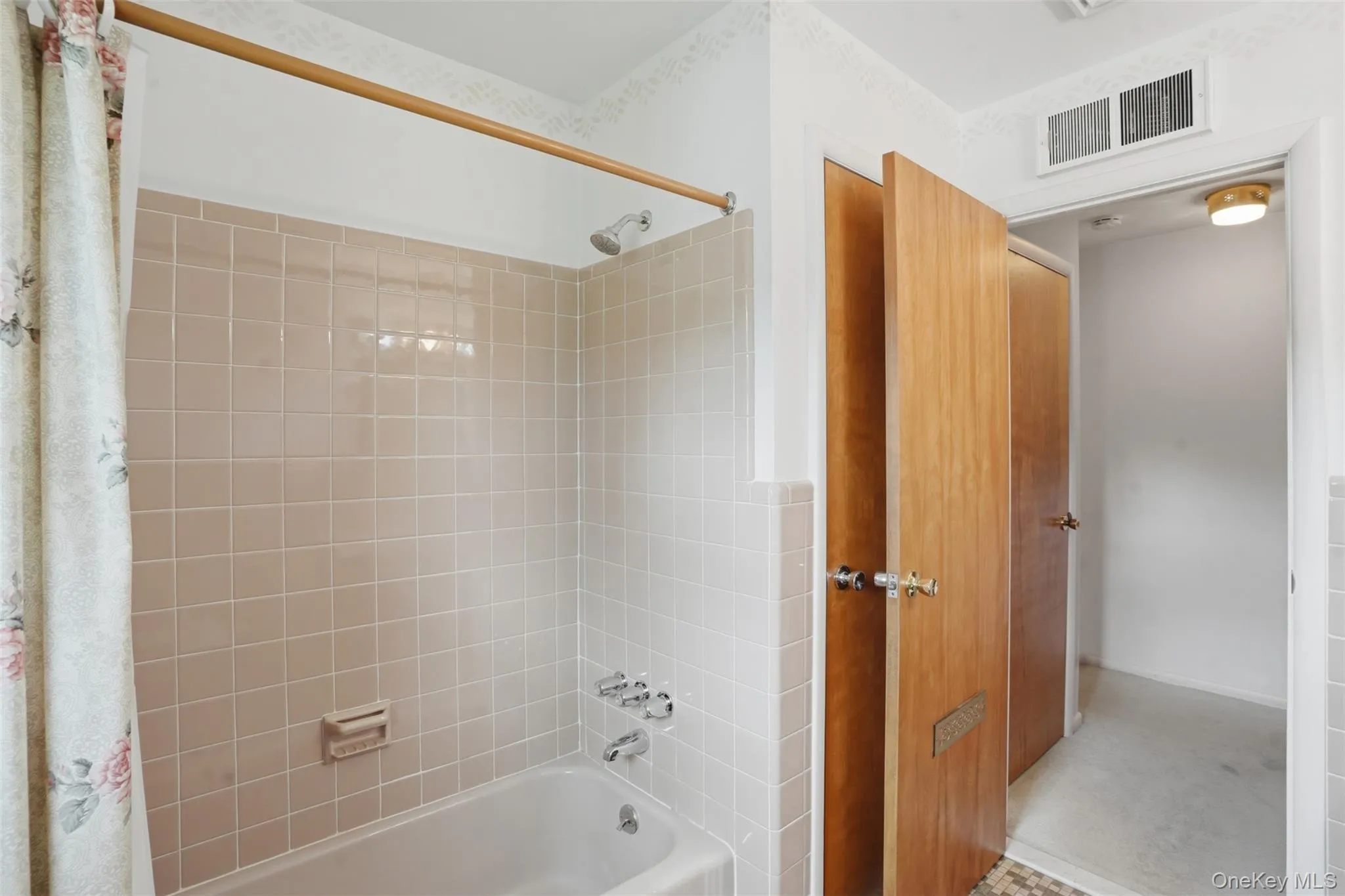 205 East Drive, Hurley, NY, 3 Bedrooms Bedrooms, 10 Rooms Rooms,2 BathroomsBathrooms,Residential,For Rent,East,0,1001630 205 East Drive, Hurley, NY, 3 Bedrooms Bedrooms, 10 Rooms Rooms,2 BathroomsBathrooms,Residential,For Rent,East,0,1001630