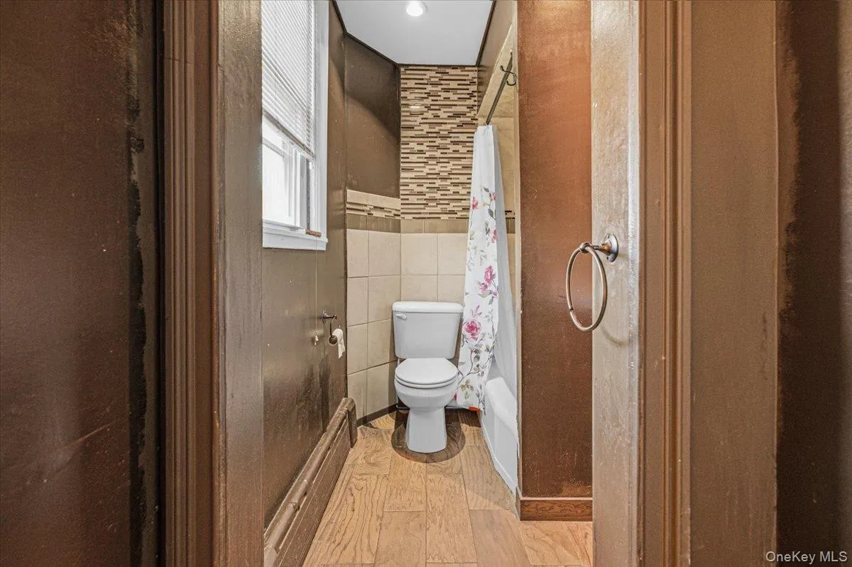 Primary Bedroom ensuit Full Bathroom Primary Bedroom ensuit Full Bathroom