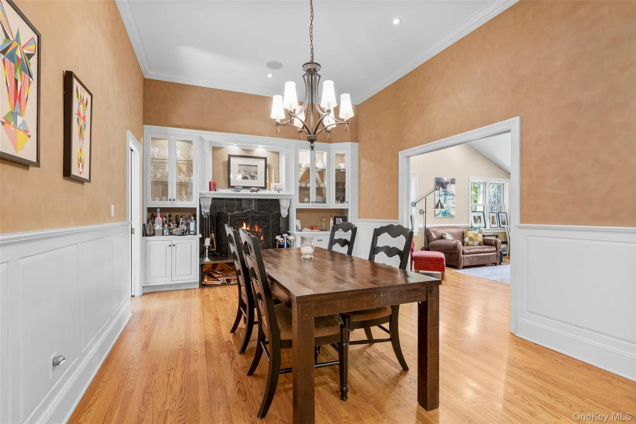 Lovely Dining room with Fireplace Lovely Dining room with Fireplace