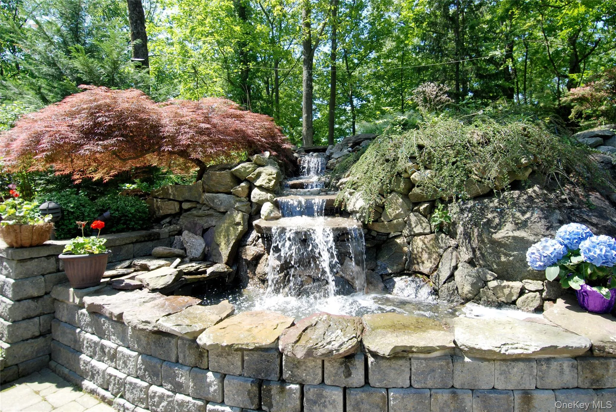 Enjoy the magnificent, peaceful waterfall Enjoy the magnificent, peaceful waterfall