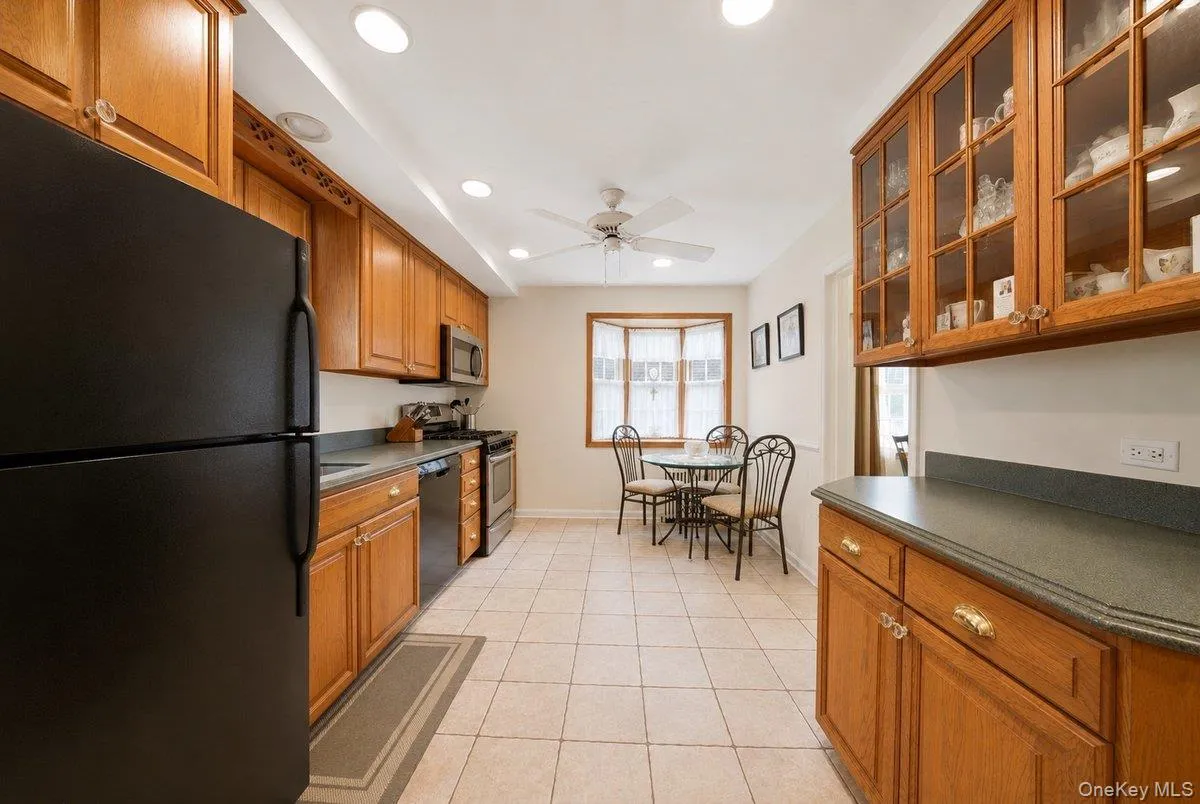 Eat-in-Kitchen Eat-in-Kitchen