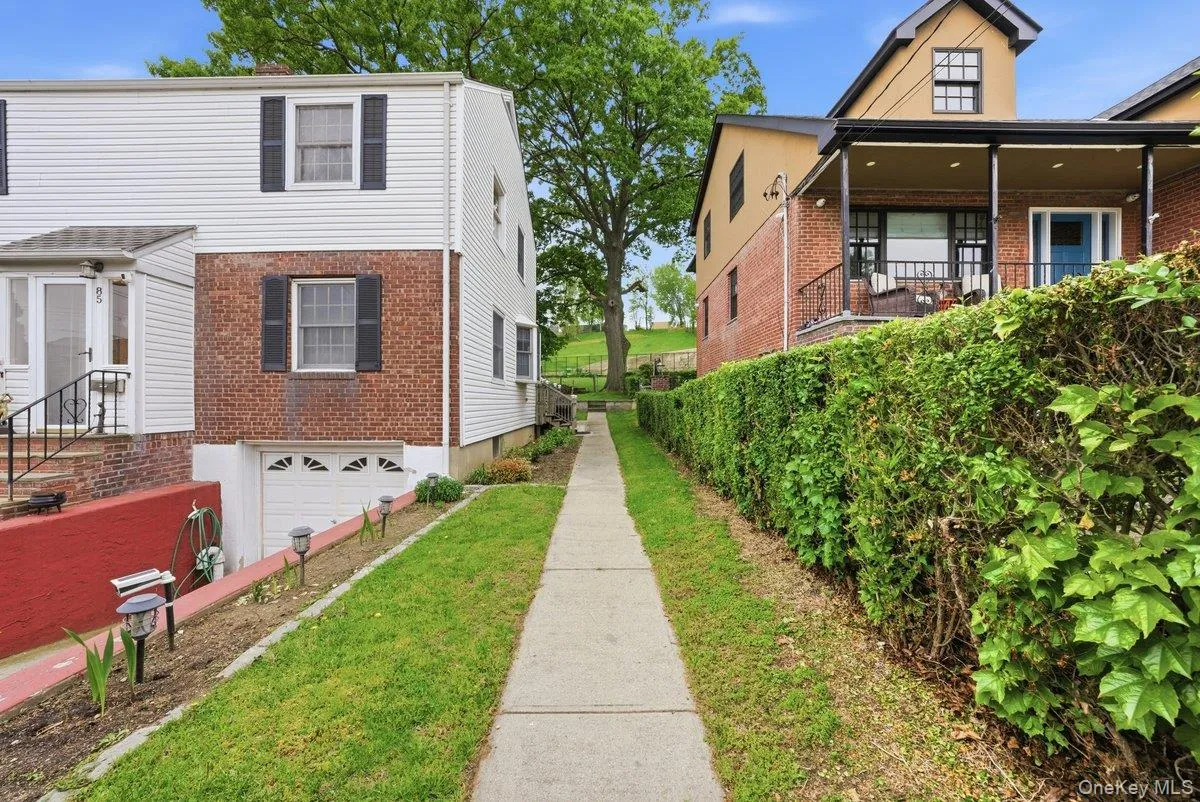 (Right side walk way to the Yard (Right side walk way to the Yard