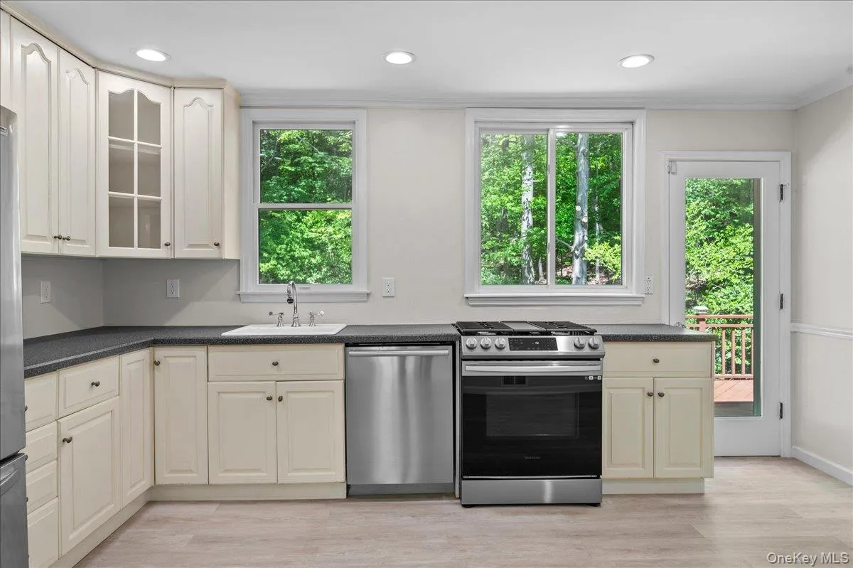79 Healy Avenue, Greenburgh, NY, 5 Bedrooms Bedrooms, 9 Rooms Rooms,3 BathroomsBathrooms,Residential,For Rent,Healy,0,1001695 79 Healy Avenue, Greenburgh, NY, 5 Bedrooms Bedrooms, 9 Rooms Rooms,3 BathroomsBathrooms,Residential,For Rent,Healy,0,1001695