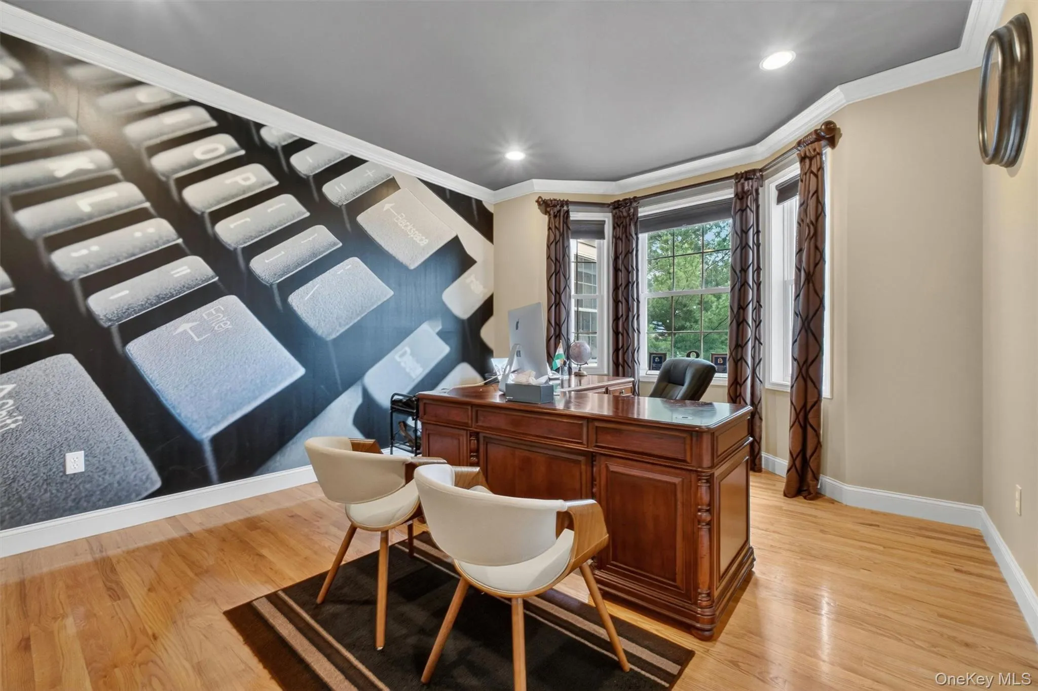 Private office near the main entrance with designer feature wall and natural light. Private office near the main entrance with designer feature wall and natural light.
