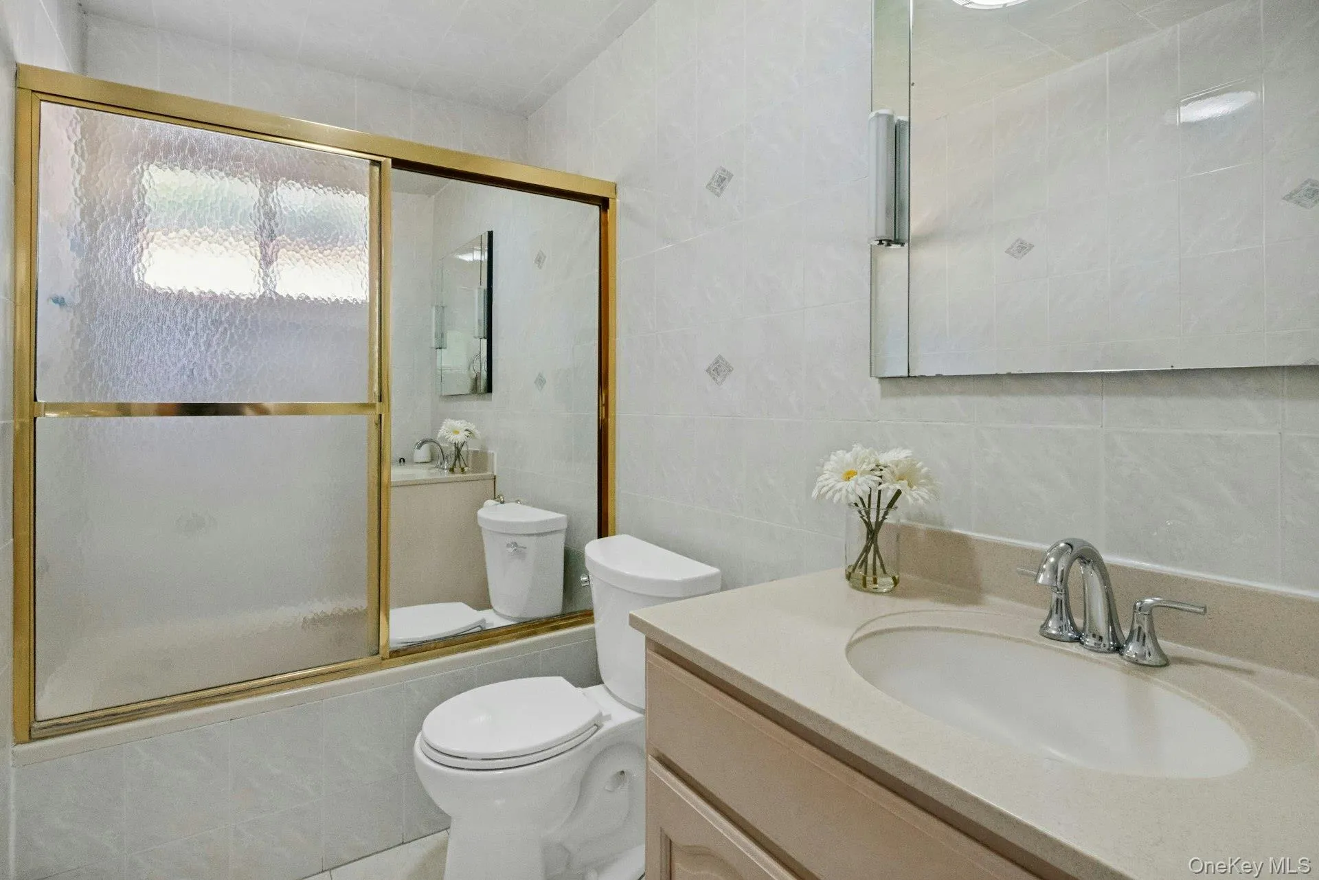 Full bath with jacuzzi Full bath with jacuzzi