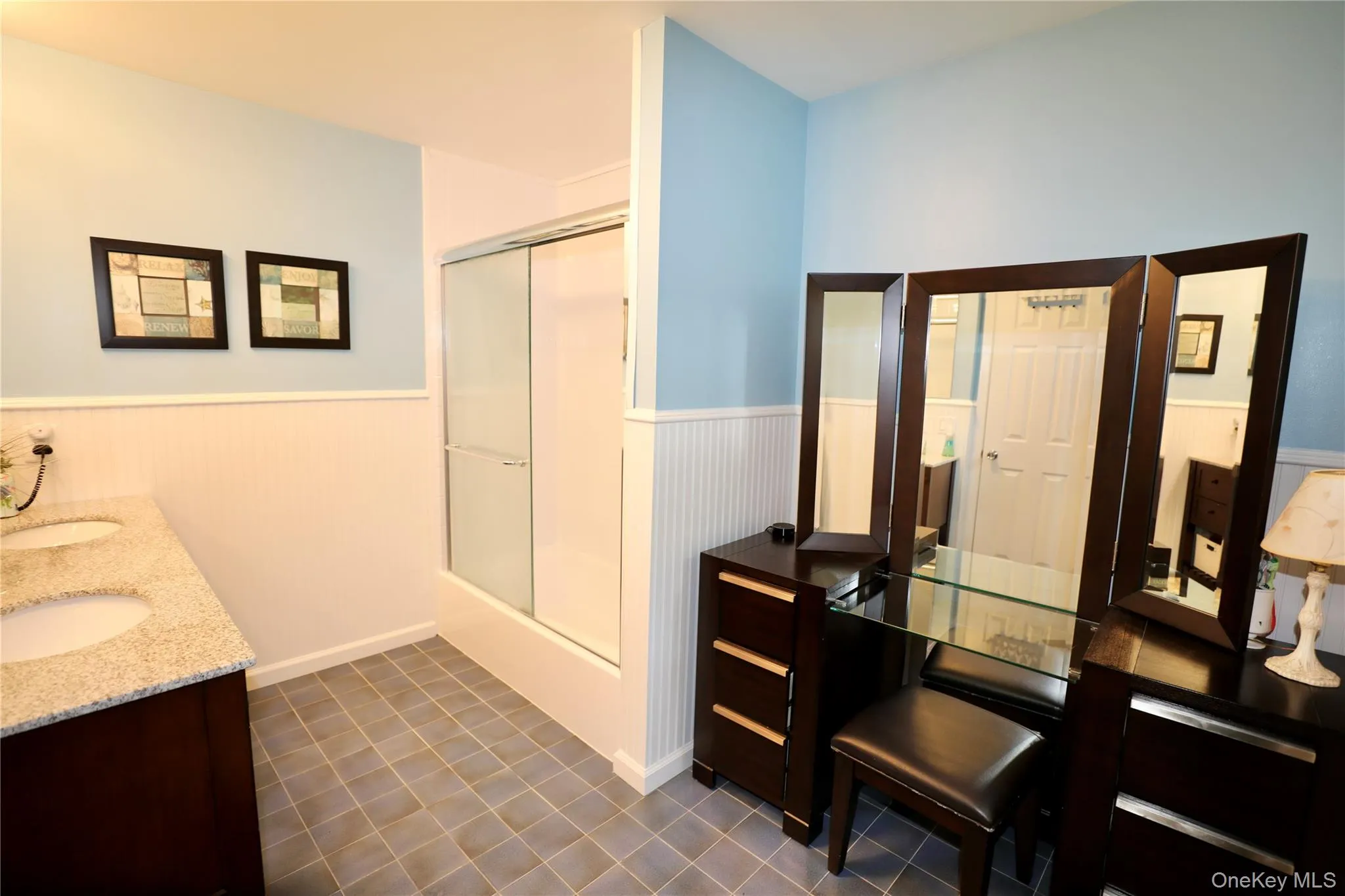Full bathroom Full bathroom