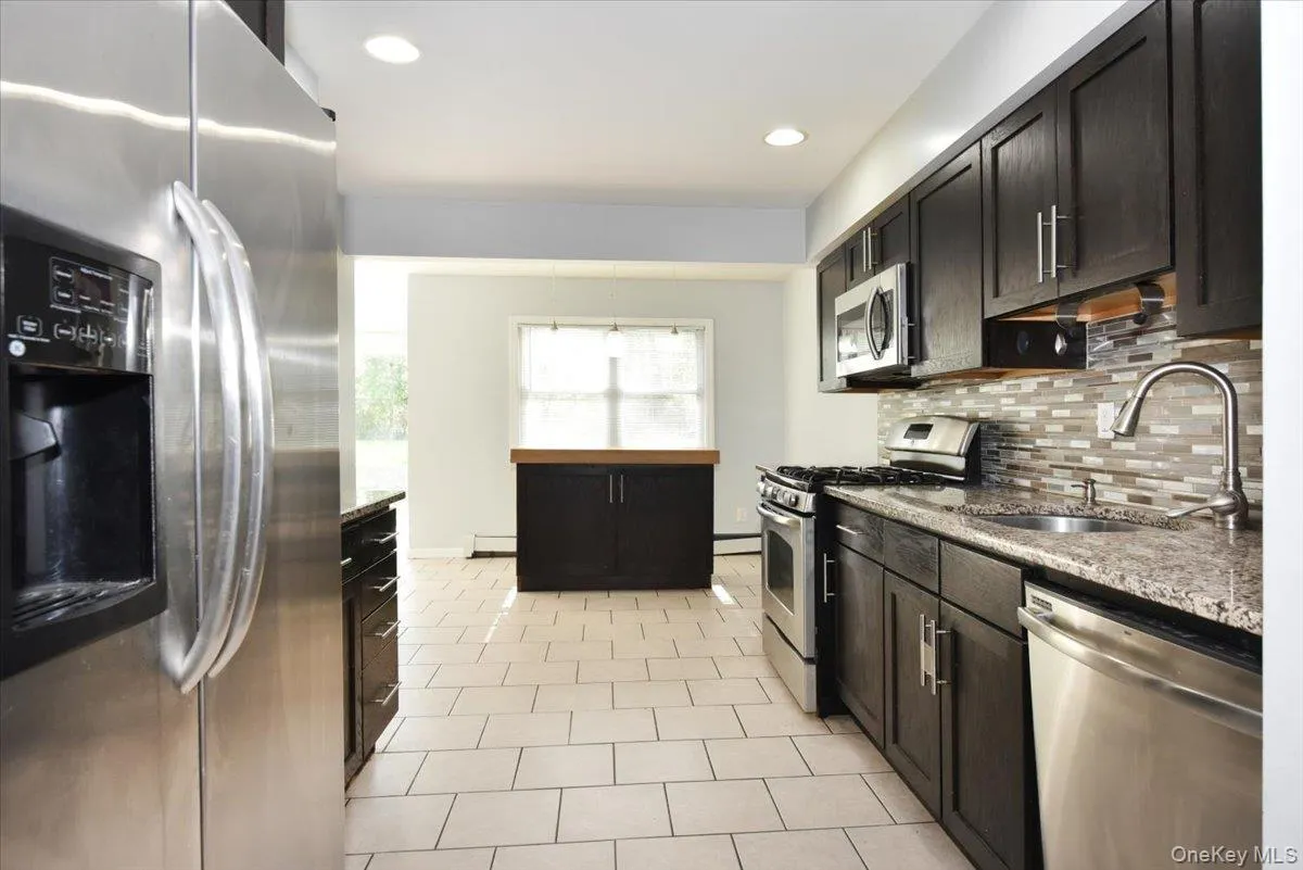 20 Dumond Place, Brookhaven, NY, 3 Bedrooms Bedrooms, 9 Rooms Rooms,2 BathroomsBathrooms,Residential,For Rent,Dumond,0,1001788 20 Dumond Place, Brookhaven, NY, 3 Bedrooms Bedrooms, 9 Rooms Rooms,2 BathroomsBathrooms,Residential,For Rent,Dumond,0,1001788