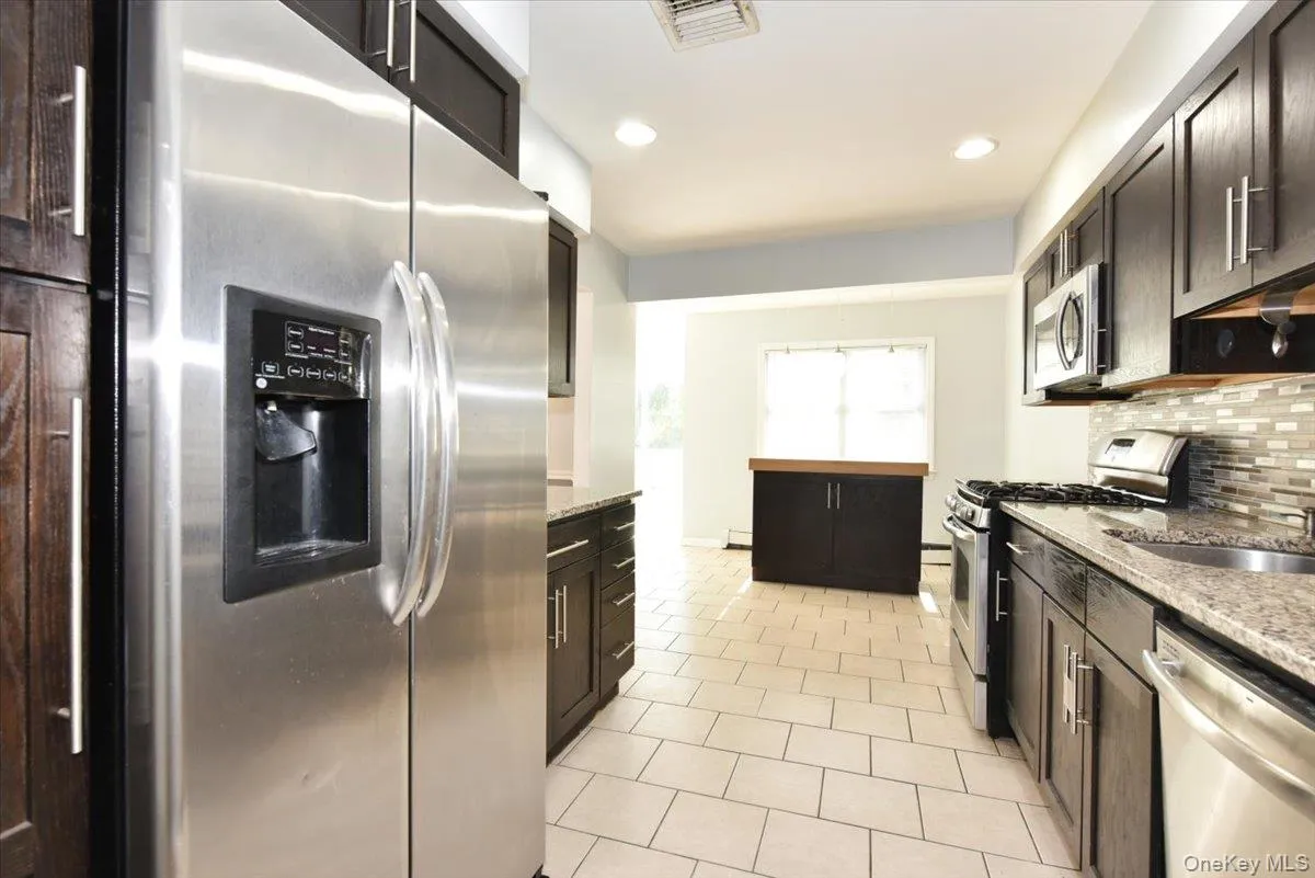 20 Dumond Place, Brookhaven, NY, 3 Bedrooms Bedrooms, 9 Rooms Rooms,2 BathroomsBathrooms,Residential,For Rent,Dumond,0,1001788 20 Dumond Place, Brookhaven, NY, 3 Bedrooms Bedrooms, 9 Rooms Rooms,2 BathroomsBathrooms,Residential,For Rent,Dumond,0,1001788