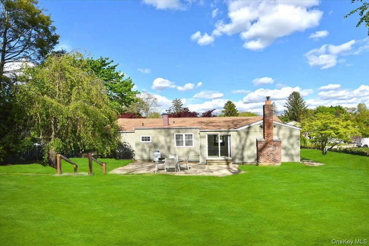 20 Dumond Place, Brookhaven, NY, 3 Bedrooms Bedrooms, 9 Rooms Rooms,2 BathroomsBathrooms,Residential,For Rent,Dumond,0,1001788 20 Dumond Place, Brookhaven, NY, 3 Bedrooms Bedrooms, 9 Rooms Rooms,2 BathroomsBathrooms,Residential,For Rent,Dumond,0,1001788