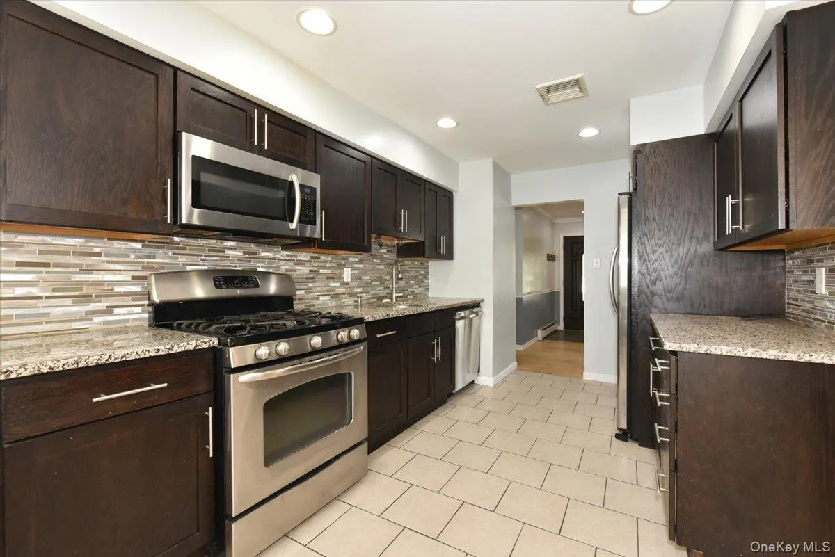 20 Dumond Place, Brookhaven, NY, 3 Bedrooms Bedrooms, 9 Rooms Rooms,2 BathroomsBathrooms,Residential,For Rent,Dumond,0,1001788 20 Dumond Place, Brookhaven, NY, 3 Bedrooms Bedrooms, 9 Rooms Rooms,2 BathroomsBathrooms,Residential,For Rent,Dumond,0,1001788
