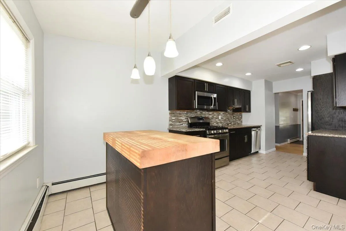 20 Dumond Place, Brookhaven, NY, 3 Bedrooms Bedrooms, 9 Rooms Rooms,2 BathroomsBathrooms,Residential,For Rent,Dumond,0,1001788 20 Dumond Place, Brookhaven, NY, 3 Bedrooms Bedrooms, 9 Rooms Rooms,2 BathroomsBathrooms,Residential,For Rent,Dumond,0,1001788