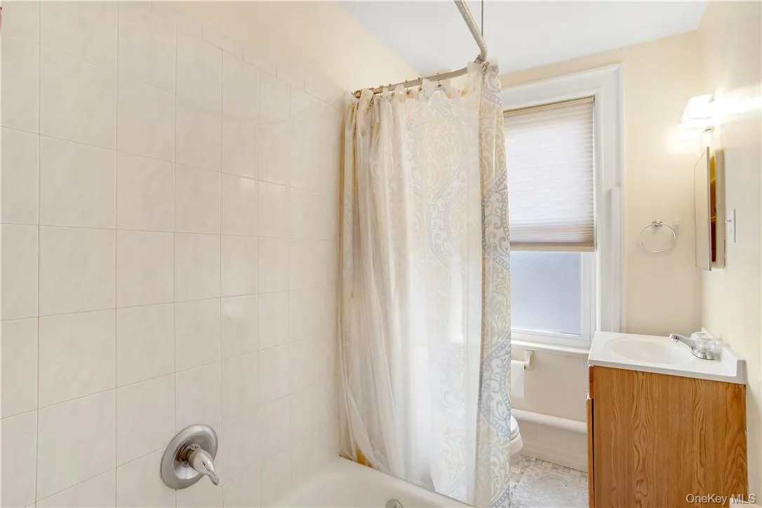 29 Neptune Avenue, New Rochelle, NY, 2 Bedrooms Bedrooms, 4 Rooms Rooms,1 BathroomBathrooms,Residential Lease,For Rent,Neptune,0,1001838 29 Neptune Avenue, New Rochelle, NY, 2 Bedrooms Bedrooms, 4 Rooms Rooms,1 BathroomBathrooms,Residential Lease,For Rent,Neptune,0,1001838