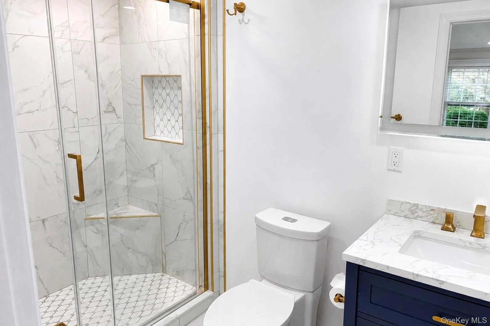 Full bathroom attached to fireplace bedroom (2/3) Full bathroom attached to fireplace bedroom (2/3)