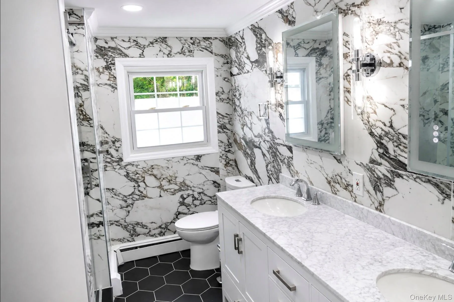 Full bathroom of right side hallway (1/3) Full bathroom of right side hallway (1/3)