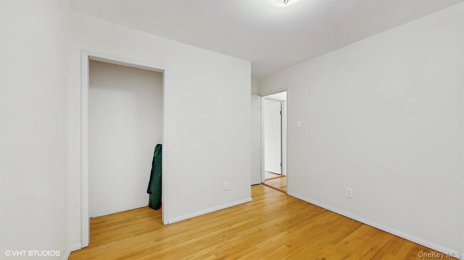 Bedroom light wood finished floors Bedroom light wood finished floors
