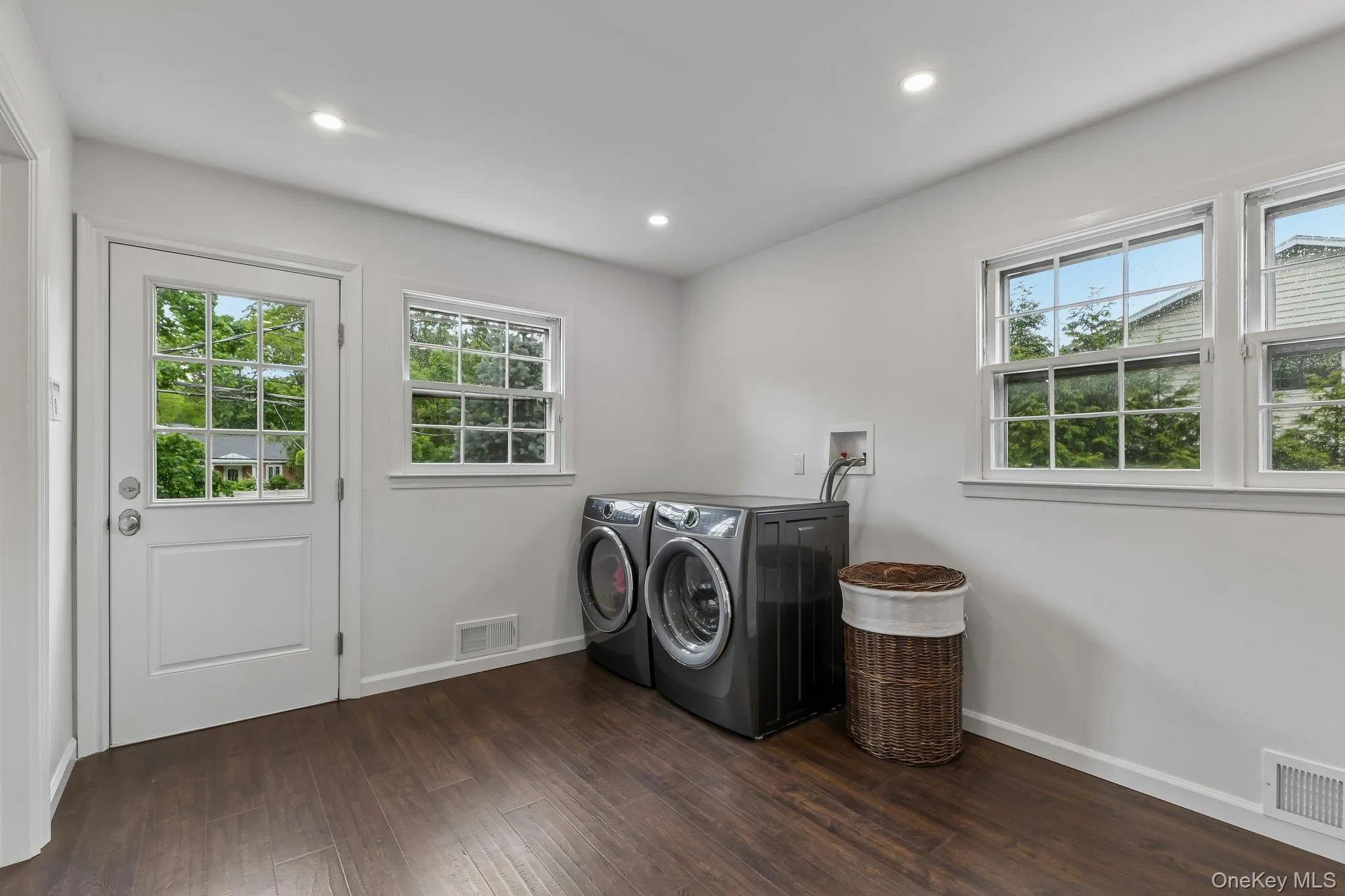 1 Lakeville Court, North Hempstead, NY, 5 Bedrooms Bedrooms, 11 Rooms Rooms,3 BathroomsBathrooms,Residential,For Rent,Lakeville,0,1001877 1 Lakeville Court, North Hempstead, NY, 5 Bedrooms Bedrooms, 11 Rooms Rooms,3 BathroomsBathrooms,Residential,For Rent,Lakeville,0,1001877