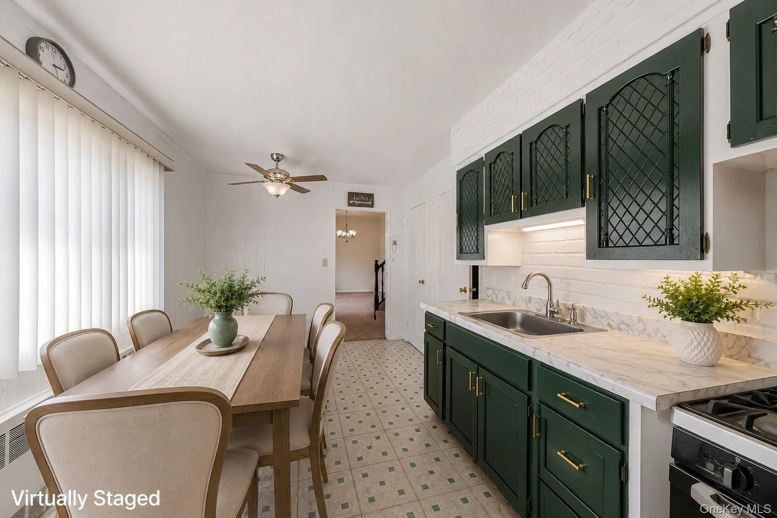 EIK with Gas Cooking - Digitally Staged/Renovated EIK with Gas Cooking - Digitally Staged/Renovated