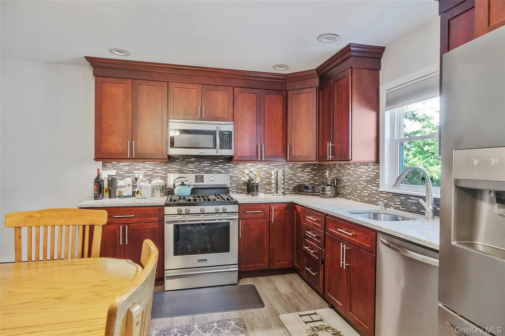 Updated EIK in 2 BR Apartment - SS Appliances, Gas Cooking Updated EIK in 2 BR Apartment - SS Appliances, Gas Cooking