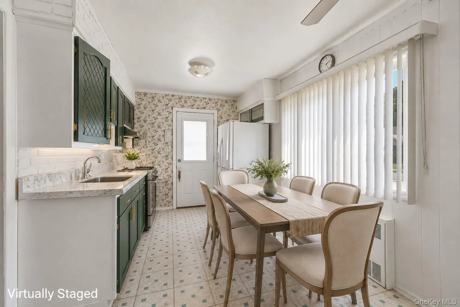 EIK with Gas Cooking - Digitally Staged/Renovated EIK with Gas Cooking - Digitally Staged/Renovated
