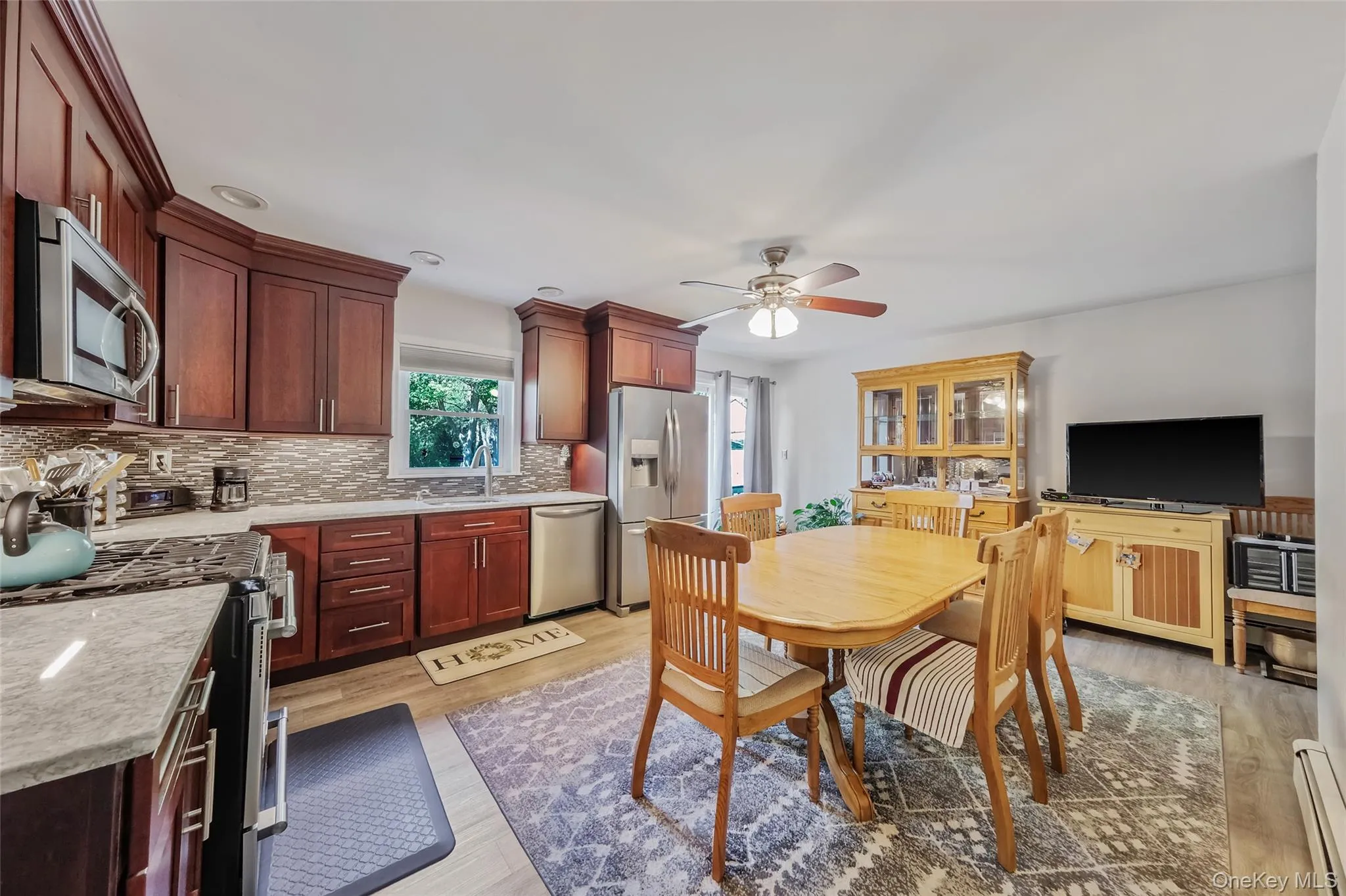 Updated EIK in 2 BR Apartment - SS Appliances, Gas Cooking Updated EIK in 2 BR Apartment - SS Appliances, Gas Cooking