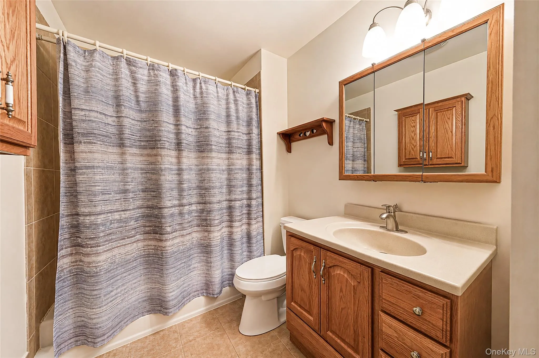 Full Bath in 2 BR Apartment Full Bath in 2 BR Apartment